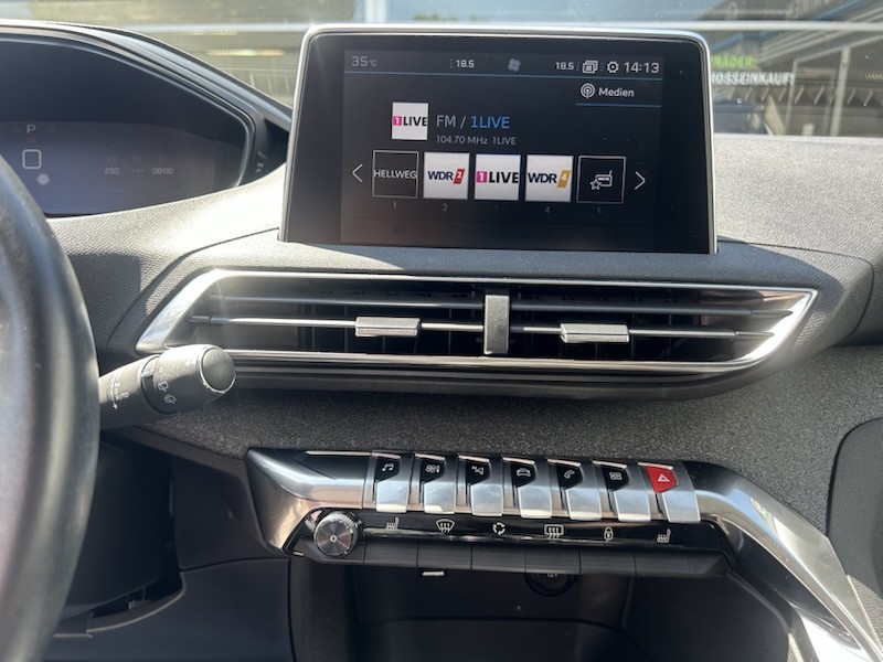 Peugeot 3008 1.5 BlueHDi 130 ALLURE AUTOM*KLIMA*SHZG*NAVI*ALU*R-CAM