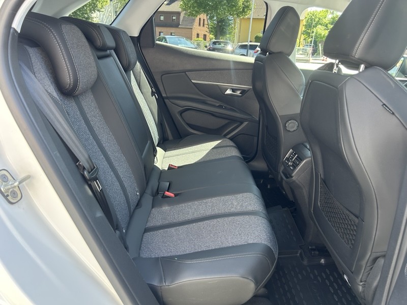 Peugeot 3008 1.5 BlueHDi 130 ALLURE AUTOM*KLIMA*SHZG*NAVI*ALU*R-CAM