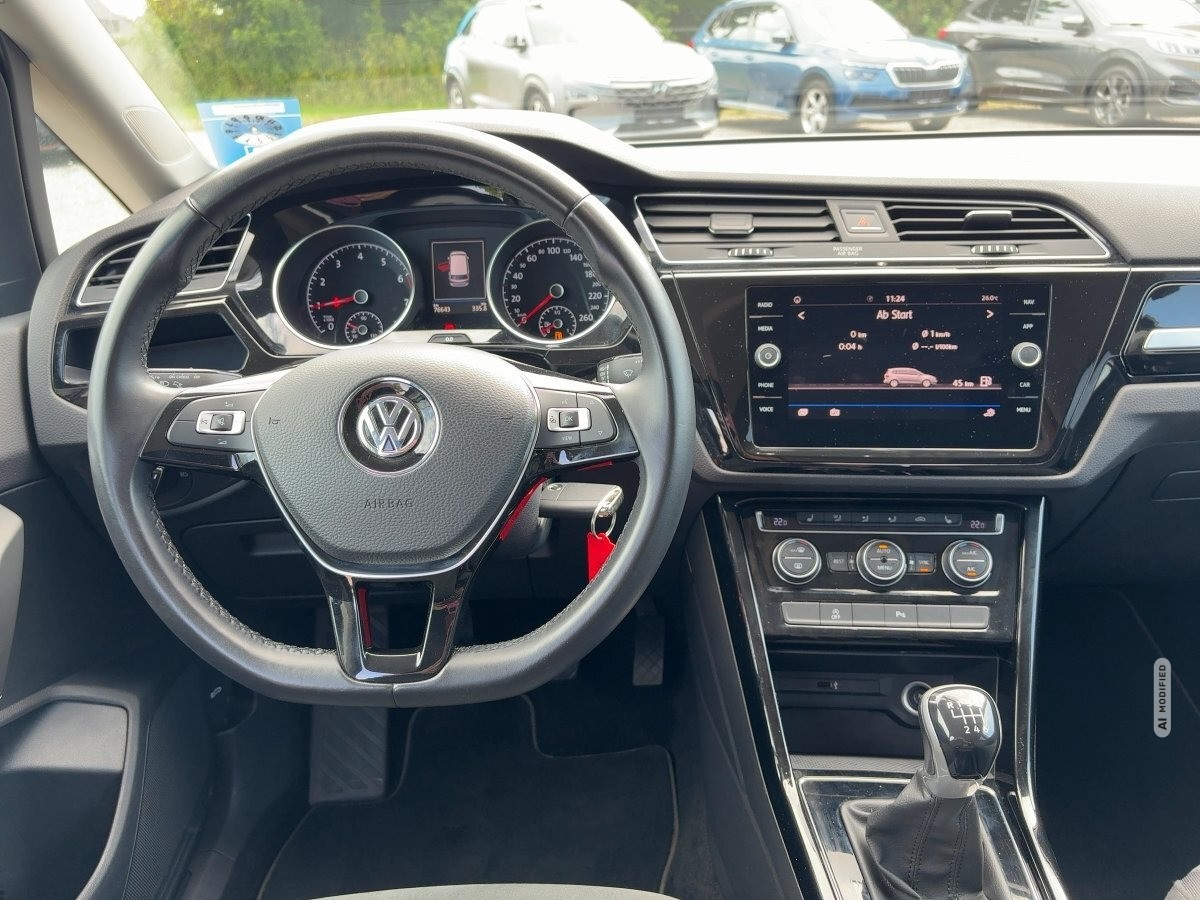 Volkswagen Touran BMT 1.5 TSI Highline LED,Navi,SHZ,PDC,LM