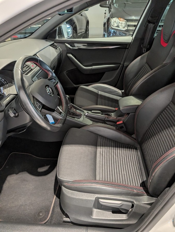 Skoda Octavia Combi 2.0 TDI RS Standheizung NAVI 