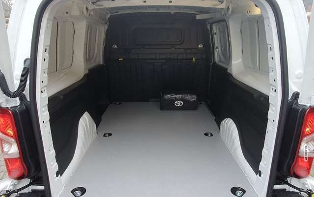 Toyota Proace City L1 1,5-l D-4D S&S Meister  + Navi
