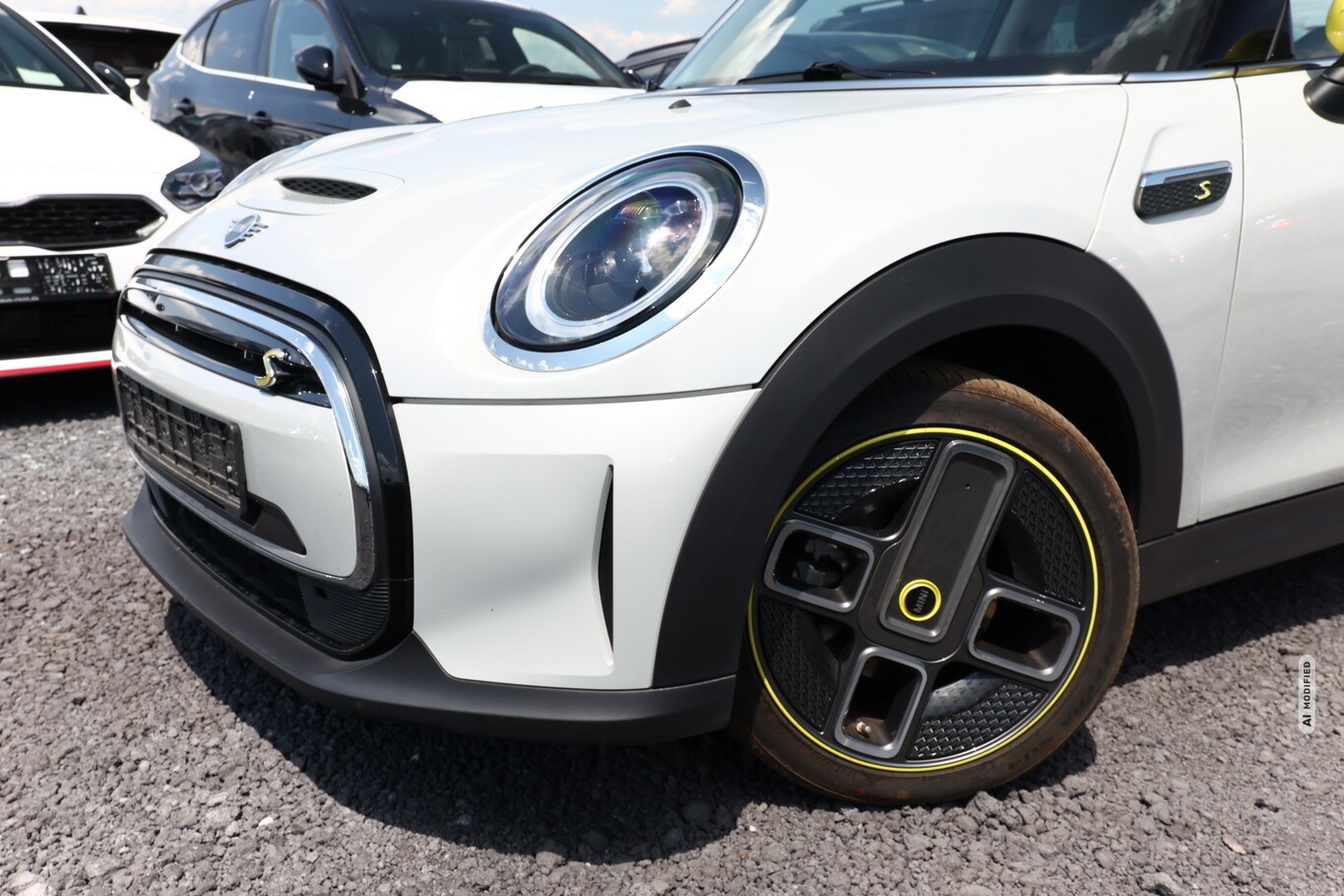 MINI Cooper SE Classic Trim LED DCC Nav LM17Z Klima