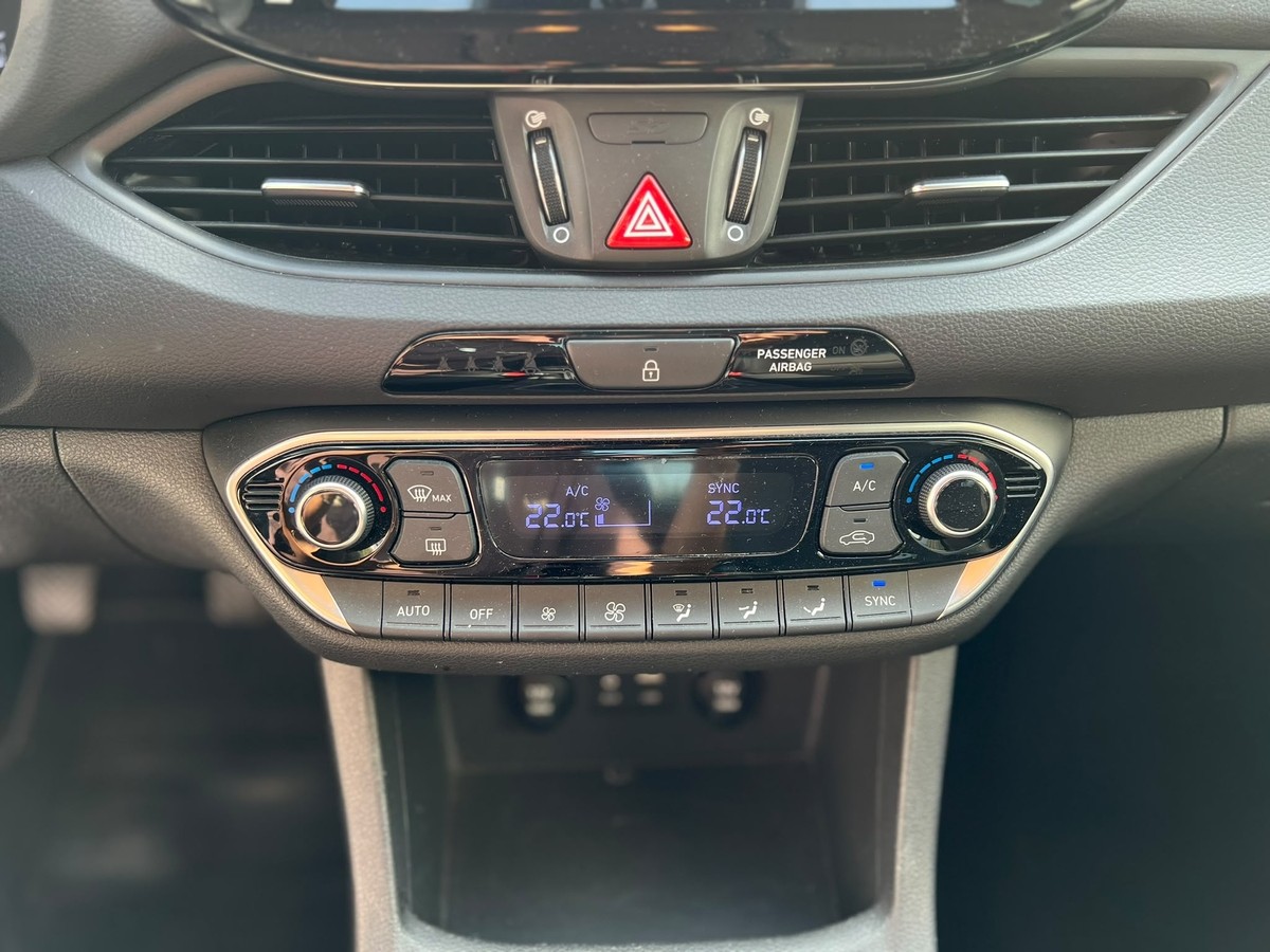 Hyundai i30 1.4 YES! Sitzhzg. - Kl.autom. - Lenkrhzg. - R.Kam
