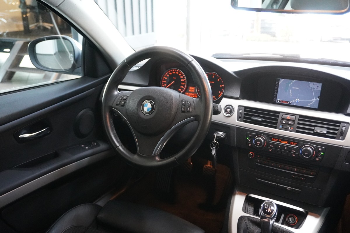 BMW 318i Coupe NAVI PDC SHZ TEMP