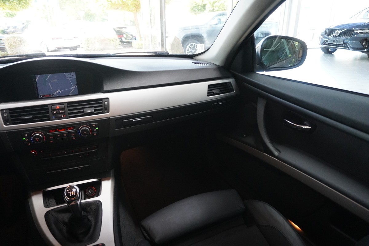BMW 318i Coupe NAVI PDC SHZ TEMP