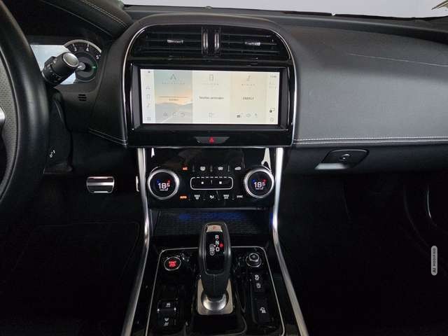 Jaguar XE P250 R-Dynamic Black *LED *RFK *PDC