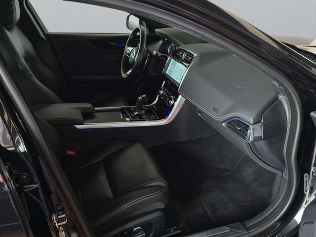 Jaguar XE P250 R-Dynamic Black *LED *RFK *PDC