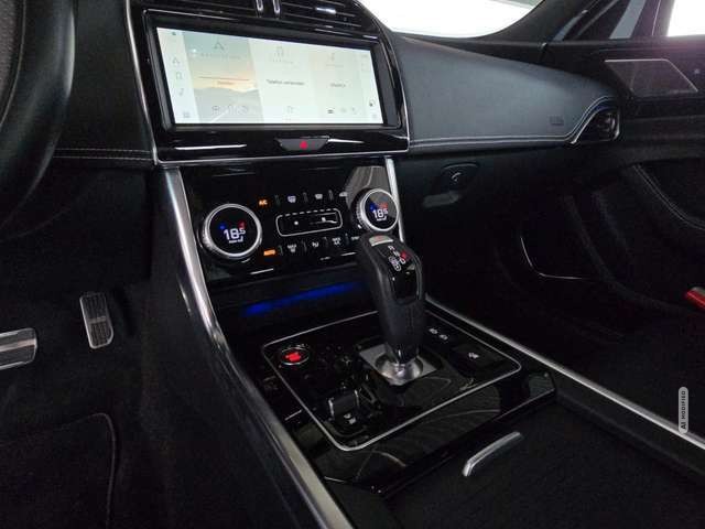 Jaguar XE P250 R-Dynamic Black *LED *RFK *PDC