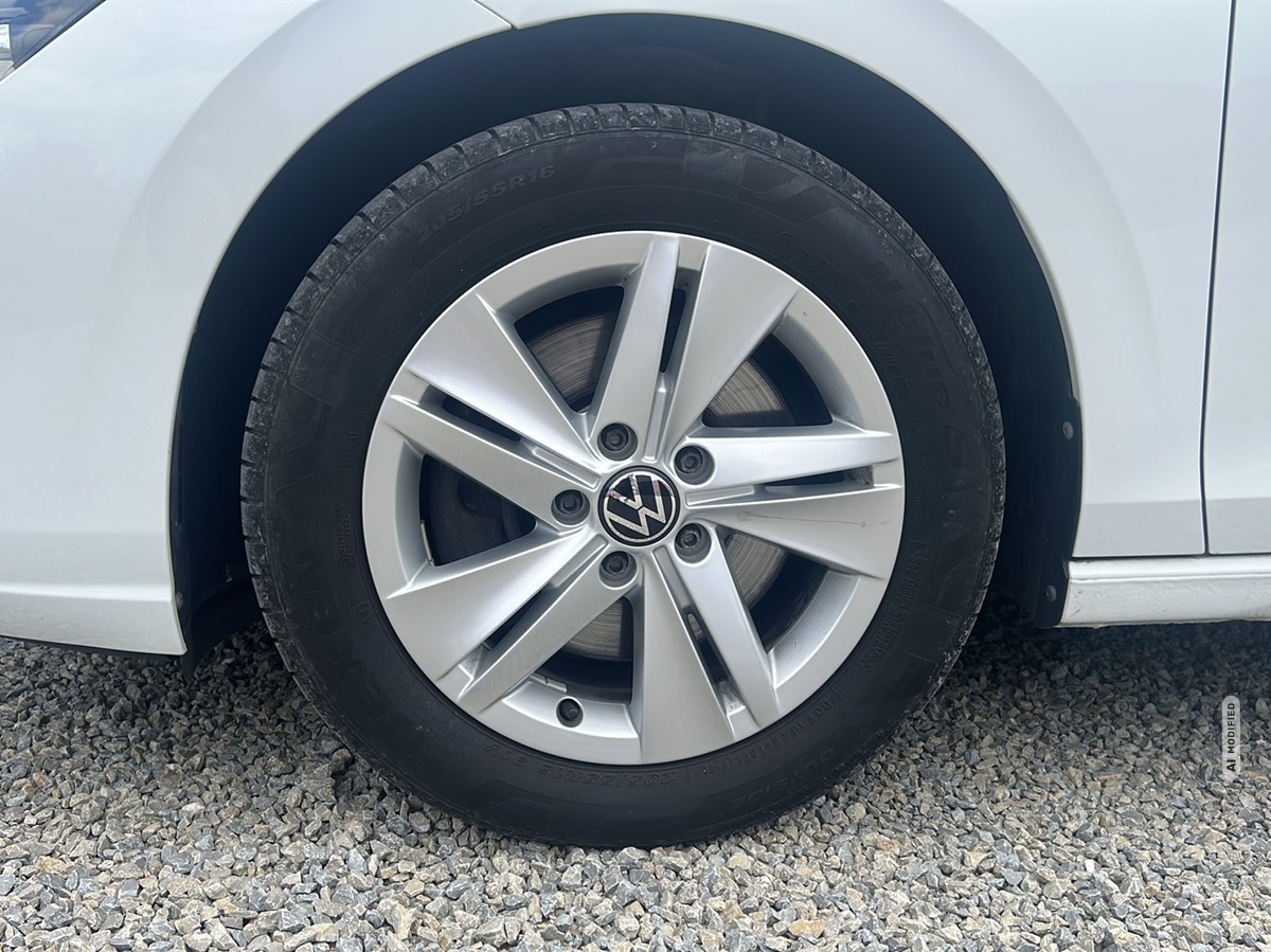 Volkswagen Golf VIII 2.0 TDI Life *LED*SHZ*LRH*NAVI*KLIMA
