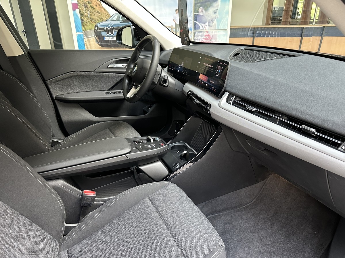 BMW iX1eDrive20 LED Sitzhz. Kamera PDC Navi. CarPlay 1.Hd