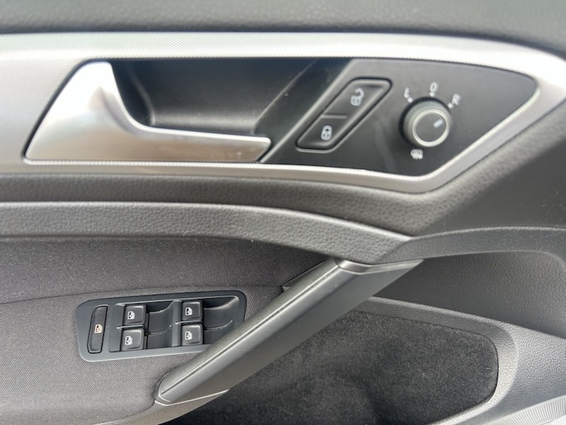 Volkswagen Golf VII 1.0 TSI TRENDLINE OPF KLIMAAUTOM*RADIO*NAVI*PDC    