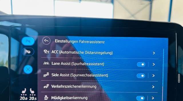 Volkswagen Golf 1.5 TSI United LED NAV PDC v+h Kam ACC Totw