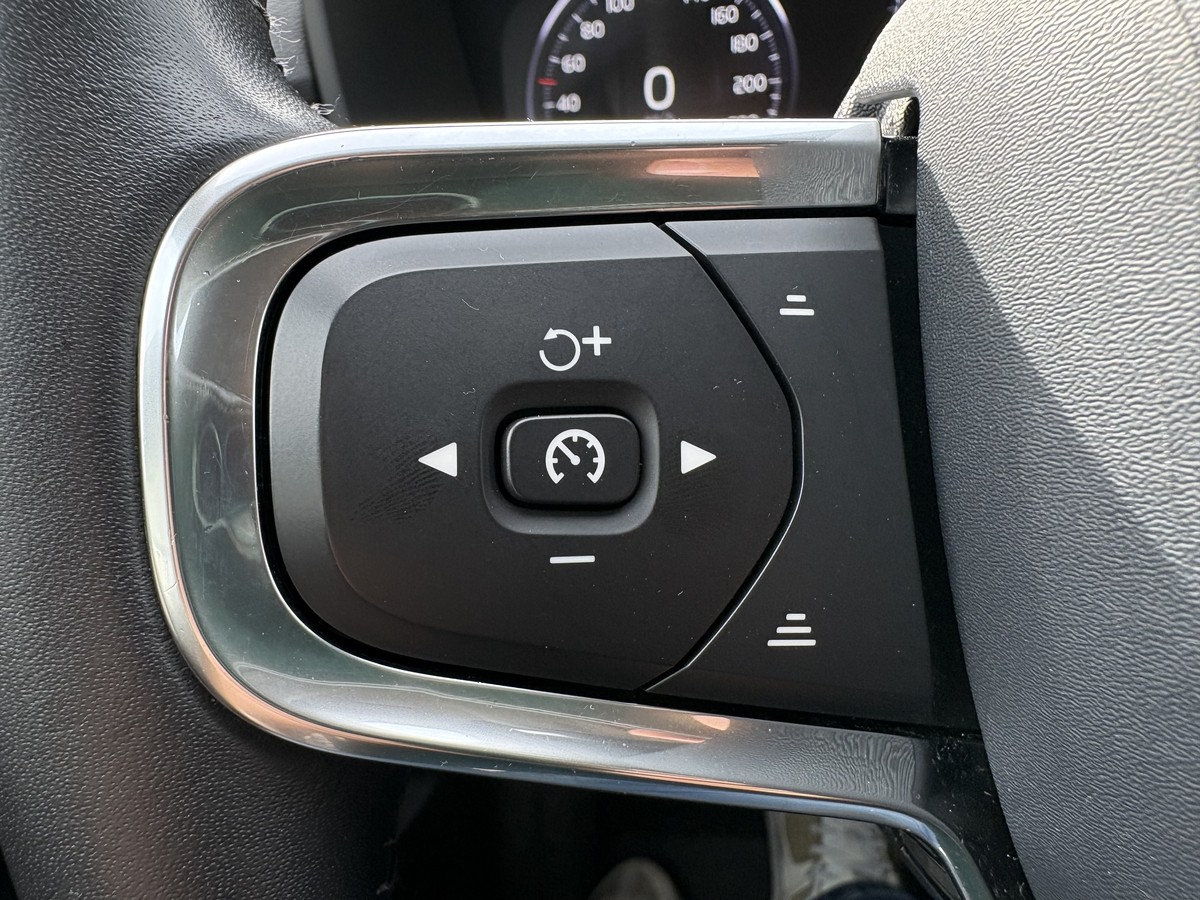 Volvo XC40 2WD Momentum Pro Navi R.Cam SHZ LED AHK