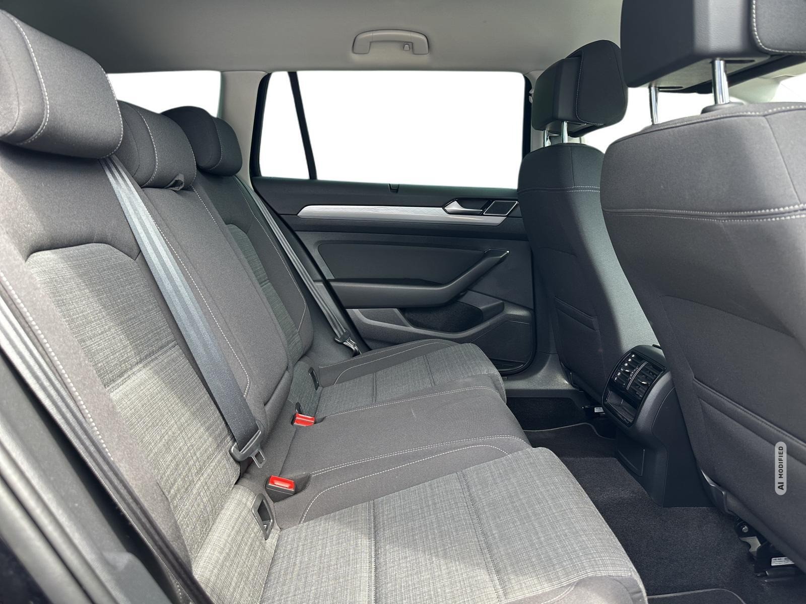 Volkswagen Passat Variant LED/Navi/PDC/ACC/SHZ/17-LM