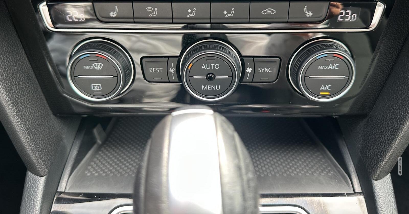 Volkswagen Passat Variant LED/Navi/PDC/ACC/SHZ/17-LM