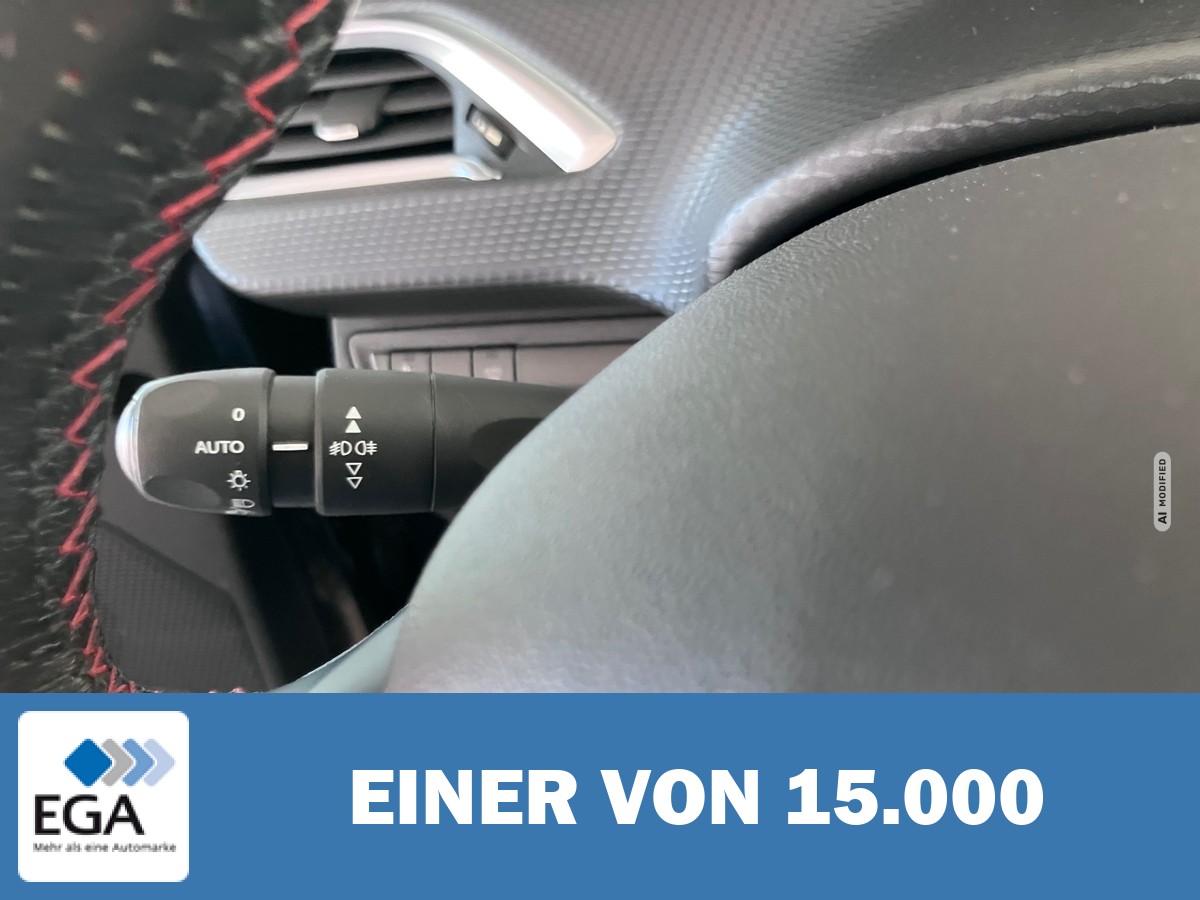 Peugeot 2008 PureTech 130 Allure Automatik - Navi/ Panoramad./ Sitzh