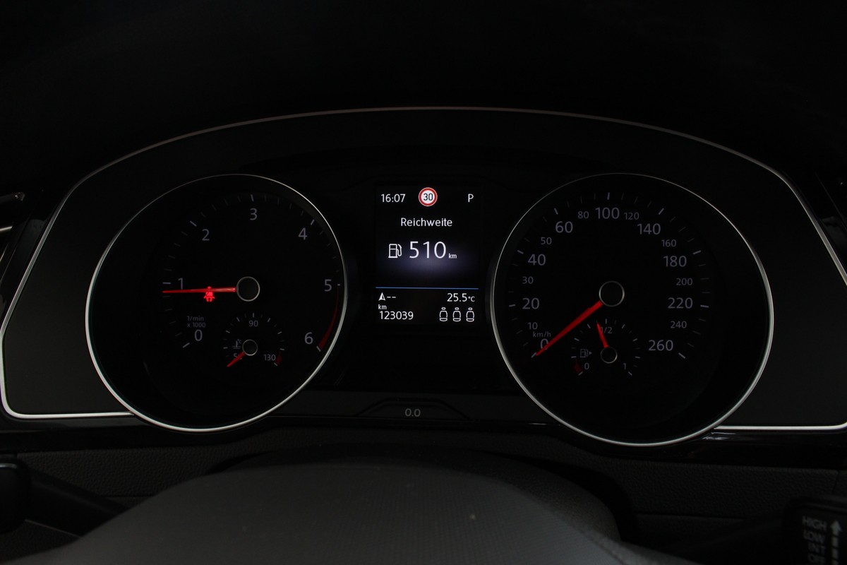 Volkswagen Passat Variant 2.0 TDI Elegance DSG Matrix/AHK/Leder/ACC/KAM