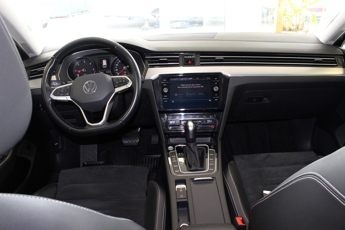 Volkswagen Passat Variant 2.0 TDI Elegance DSG Matrix/AHK/Leder/ACC/KAM