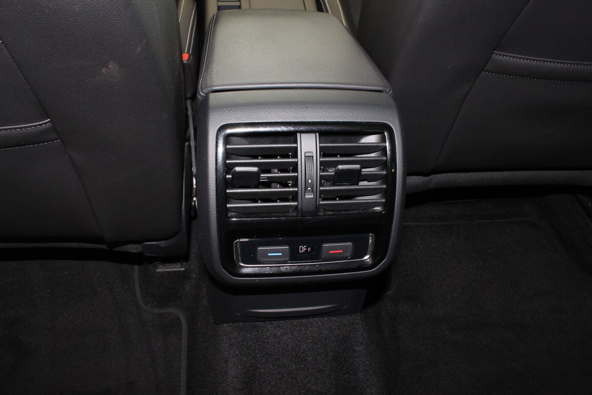 Volkswagen Passat Variant 2.0 TDI Elegance DSG Matrix/AHK/Leder/ACC/KAM
