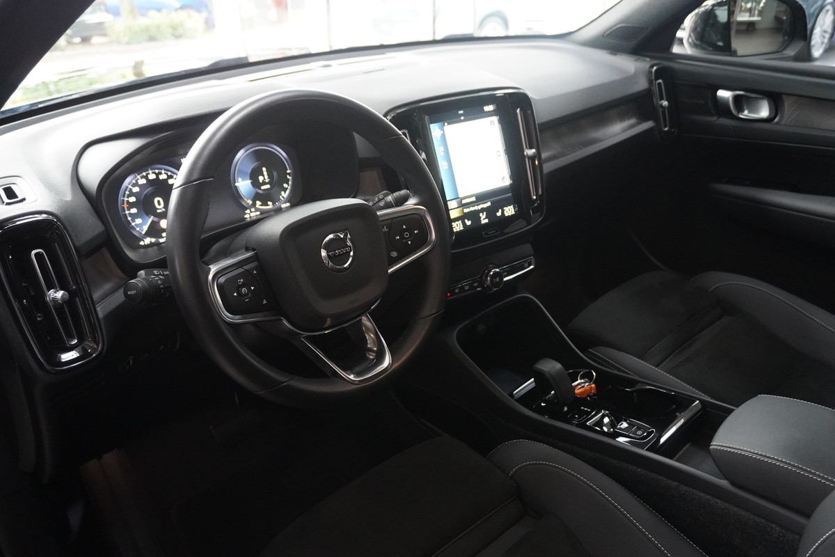 Volvo XC40 T4 Recharge Plus Dark LED ACC CarPlay H&K 360