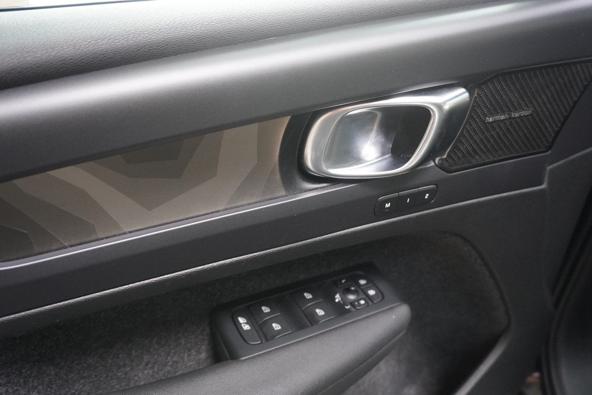 Volvo XC40 T4 Recharge Plus Dark LED ACC CarPlay H&K 360