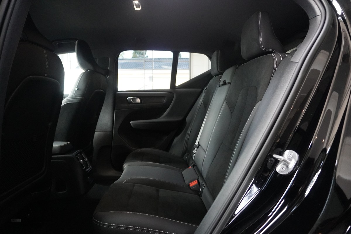 Volvo XC40 T4 Recharge Plus Dark LED ACC CarPlay H&K 360