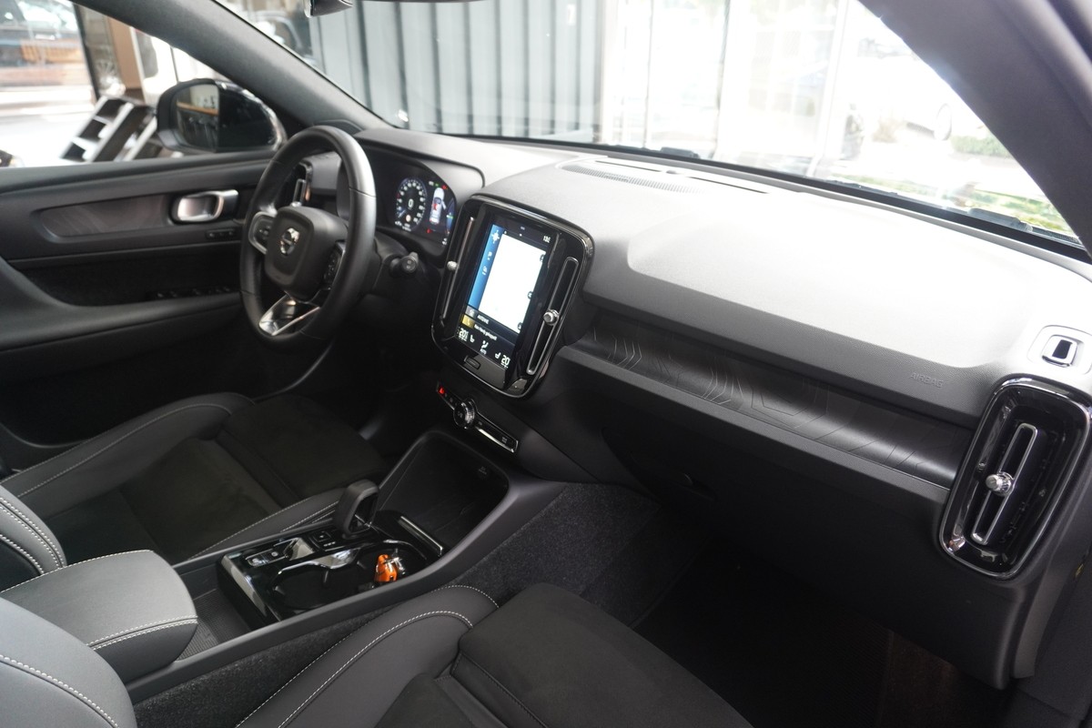 Volvo XC40 T4 Recharge Plus Dark LED ACC CarPlay H&K 360