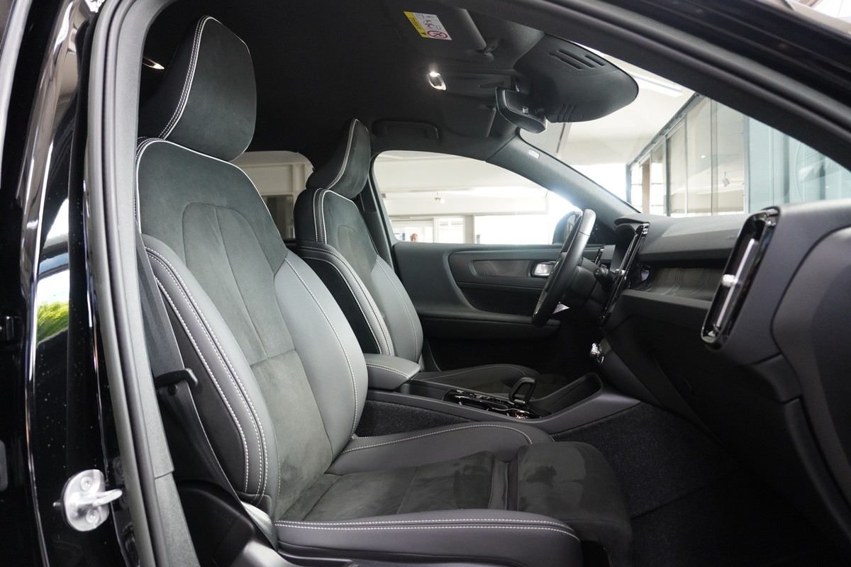 Volvo XC40 T4 Recharge Plus Dark LED ACC CarPlay H&K 360