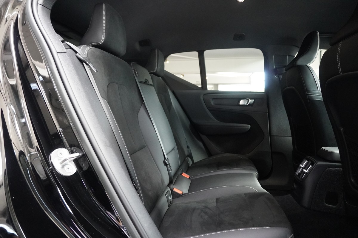 Volvo XC40 T4 Recharge Plus Dark LED ACC CarPlay H&K 360