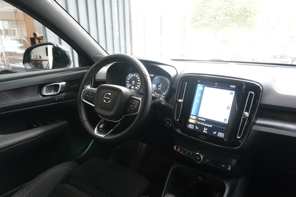 Volvo XC40 T4 Recharge Plus Dark LED ACC CarPlay H&K 360