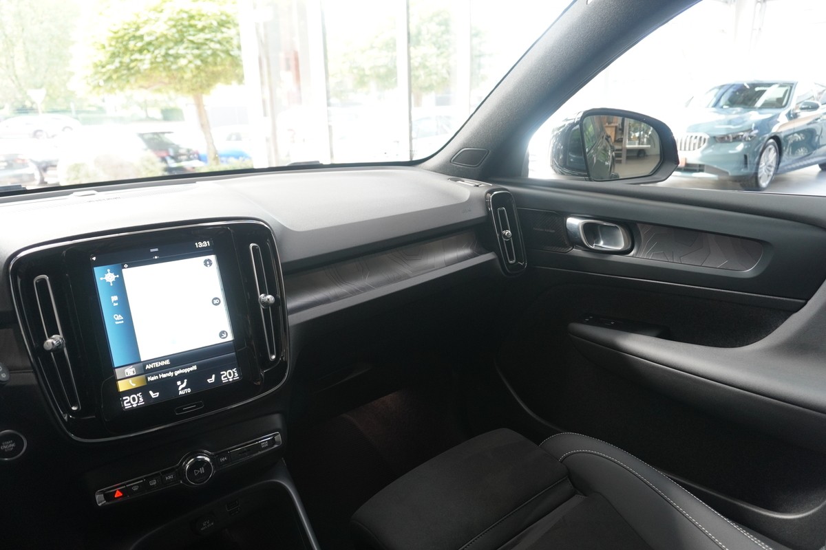 Volvo XC40 T4 Recharge Plus Dark LED ACC CarPlay H&K 360