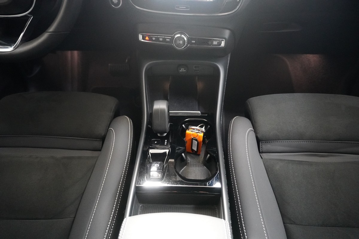 Volvo XC40 T4 Recharge Plus Dark LED ACC CarPlay H&K 360