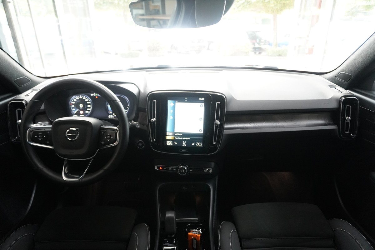 Volvo XC40 T4 Recharge Plus Dark LED ACC CarPlay H&K 360
