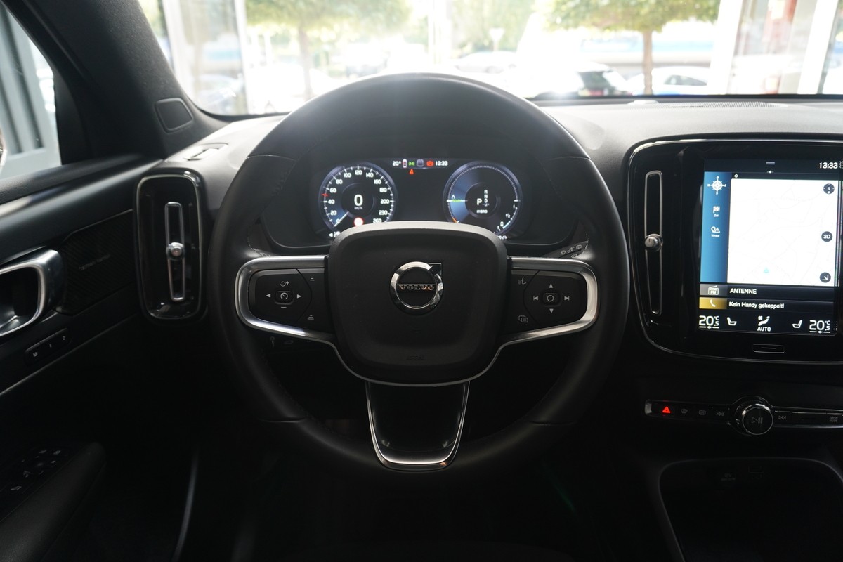 Volvo XC40 T4 Recharge Plus Dark LED ACC CarPlay H&K 360