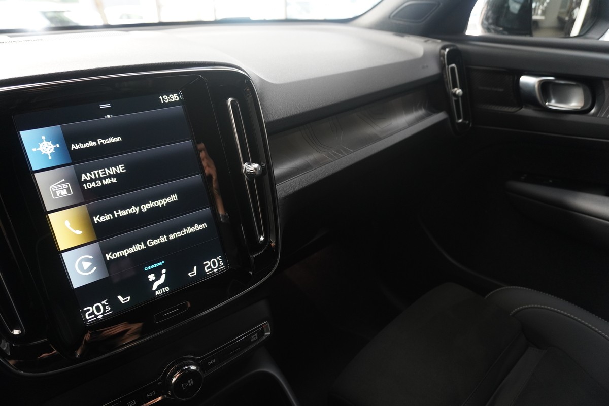 Volvo XC40 T4 Recharge Plus Dark LED ACC CarPlay H&K 360