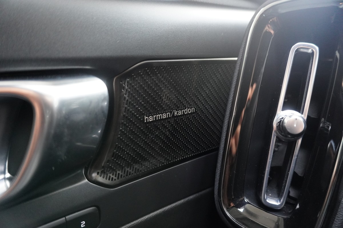 Volvo XC40 T4 Recharge Plus Dark LED ACC CarPlay H&K 360