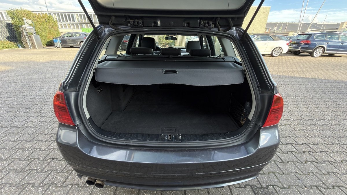 BMW 325 i xDrive Touring SHZ Bi-Xenon 