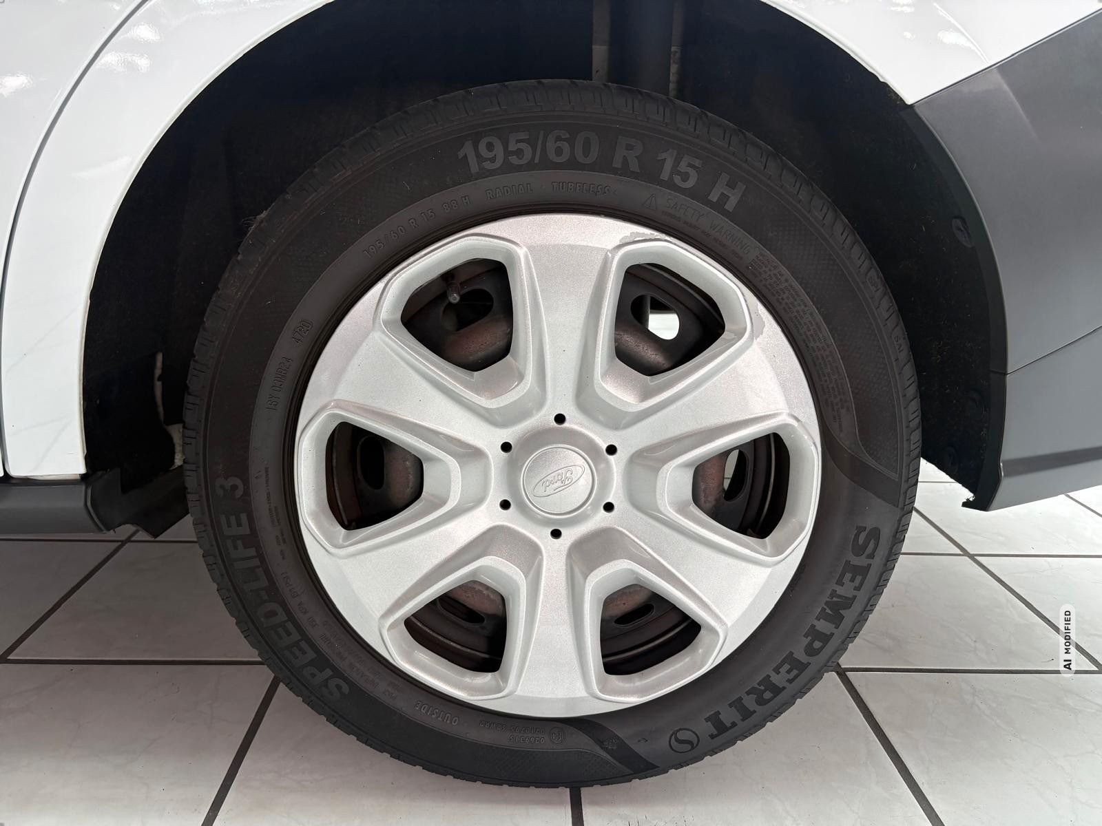 Ford Transit Courier Kombi Trend *SHZ PDC ISO u.v.m*