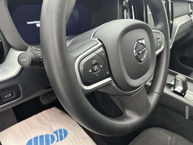 Volvo XC60 Momentum Pro 2WD 