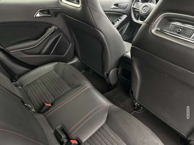 Mercedes-Benz GLA 180 AMG-LINE 