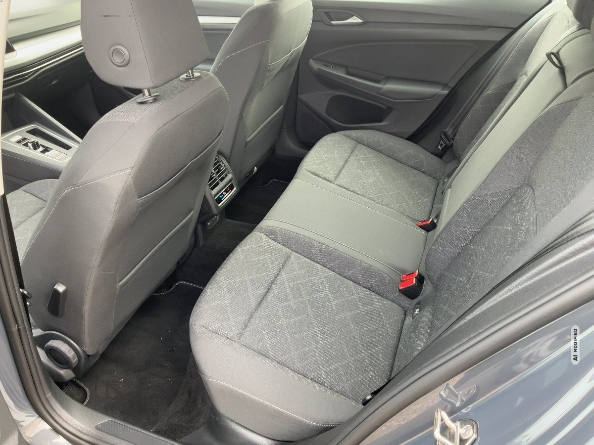 Volkswagen Golf VIII 1.5 eTSI Life ACC,AHK,AUTOM.,LED,Navi
