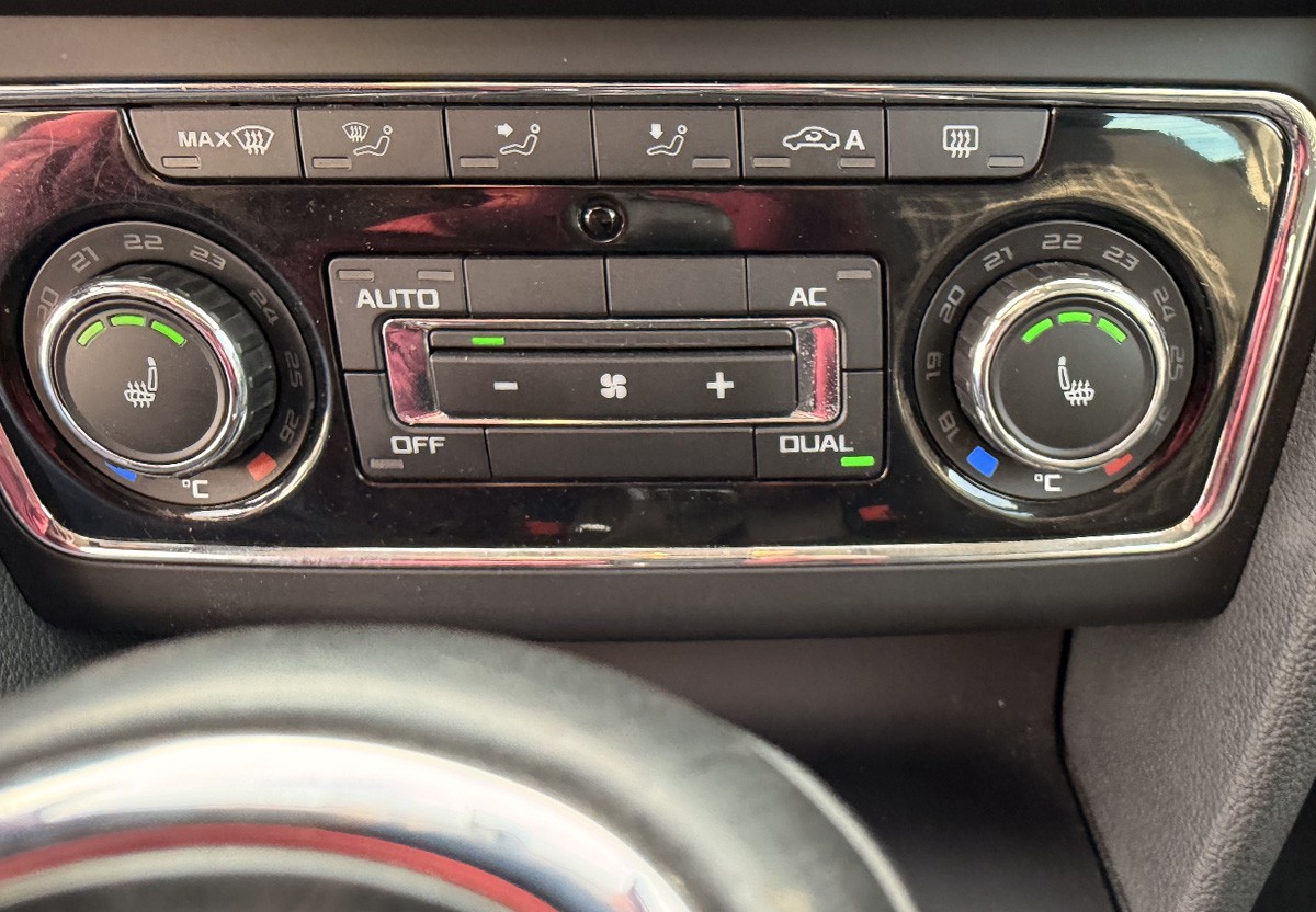 Skoda Superb 1.8 TSI Ambition 1.Hand SHZ AHK Xenon