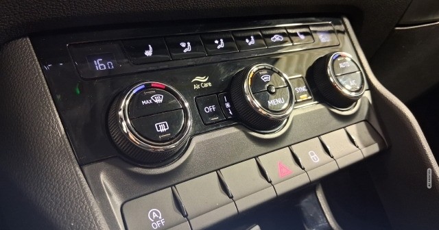 Skoda Karoq Tour 2.0TDI 4x4 Navi SmartLink LED AHK