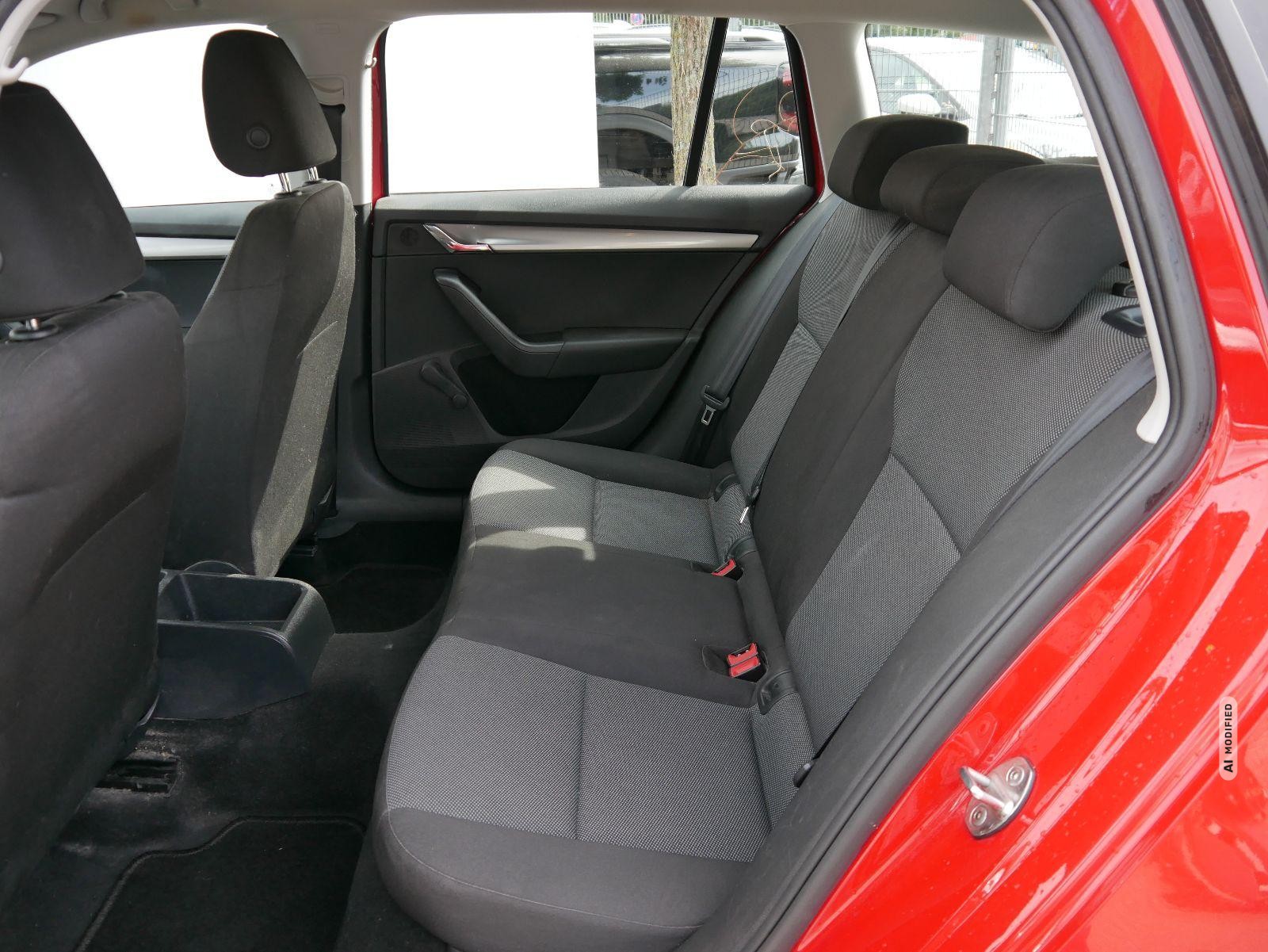 Skoda Octavia Combi III 1.6 TDI DPF ACTIVE PLUS * GREEN TEC * SITZHEIZUNG * DACHRELING