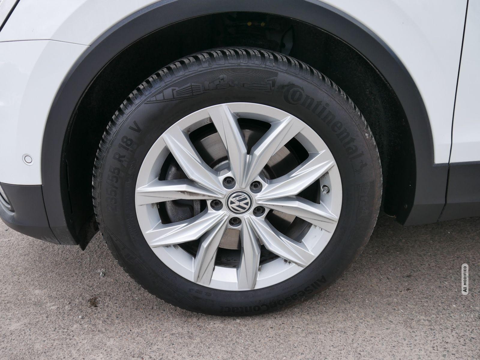 Volkswagen Tiguan 2.0 TSI 4MOTION*ACC*PDC*KAMERA*LED*NAVI*AHK*SHZ*TEMPOMAT*El.PANORAMA-DACH