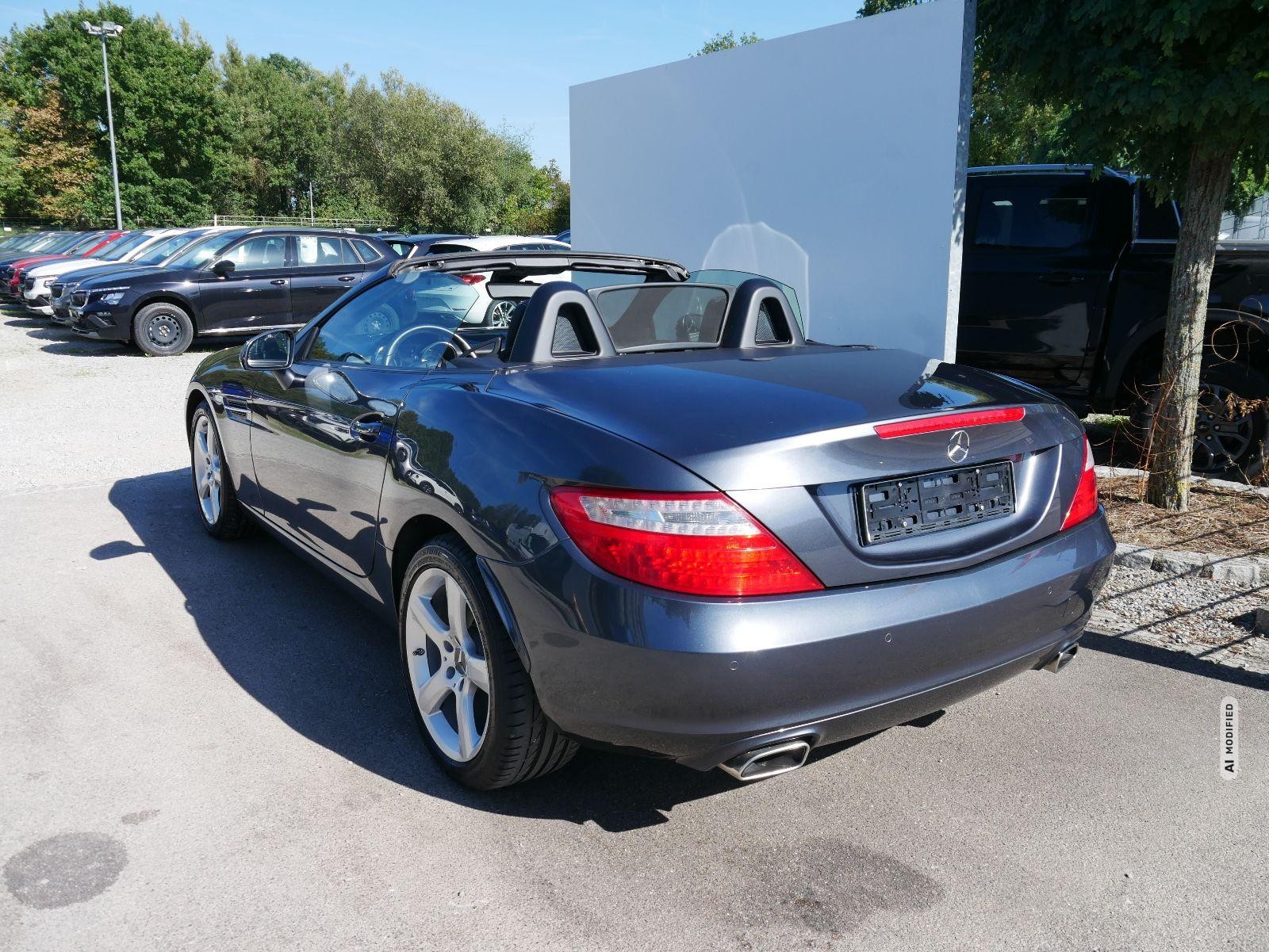 Mercedes-Benz SLK 200 BLAUEFFIZLENZ*NAVI*PDC*SHZ*TEMPOMAT*RADIO-CD*KLIMA*17-ZOLL