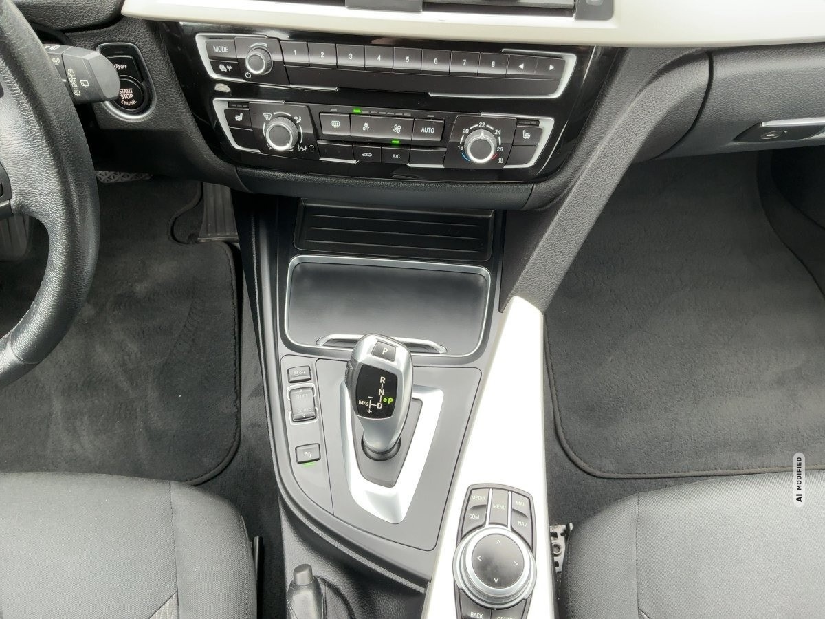 BMW 318 i Touring  Advantage AUTOM.,LED,Navi,SHZ,PDC