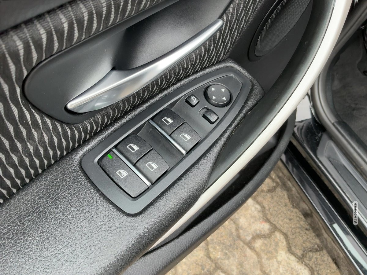 BMW 318 i Touring  Advantage AUTOM.,LED,Navi,SHZ,PDC