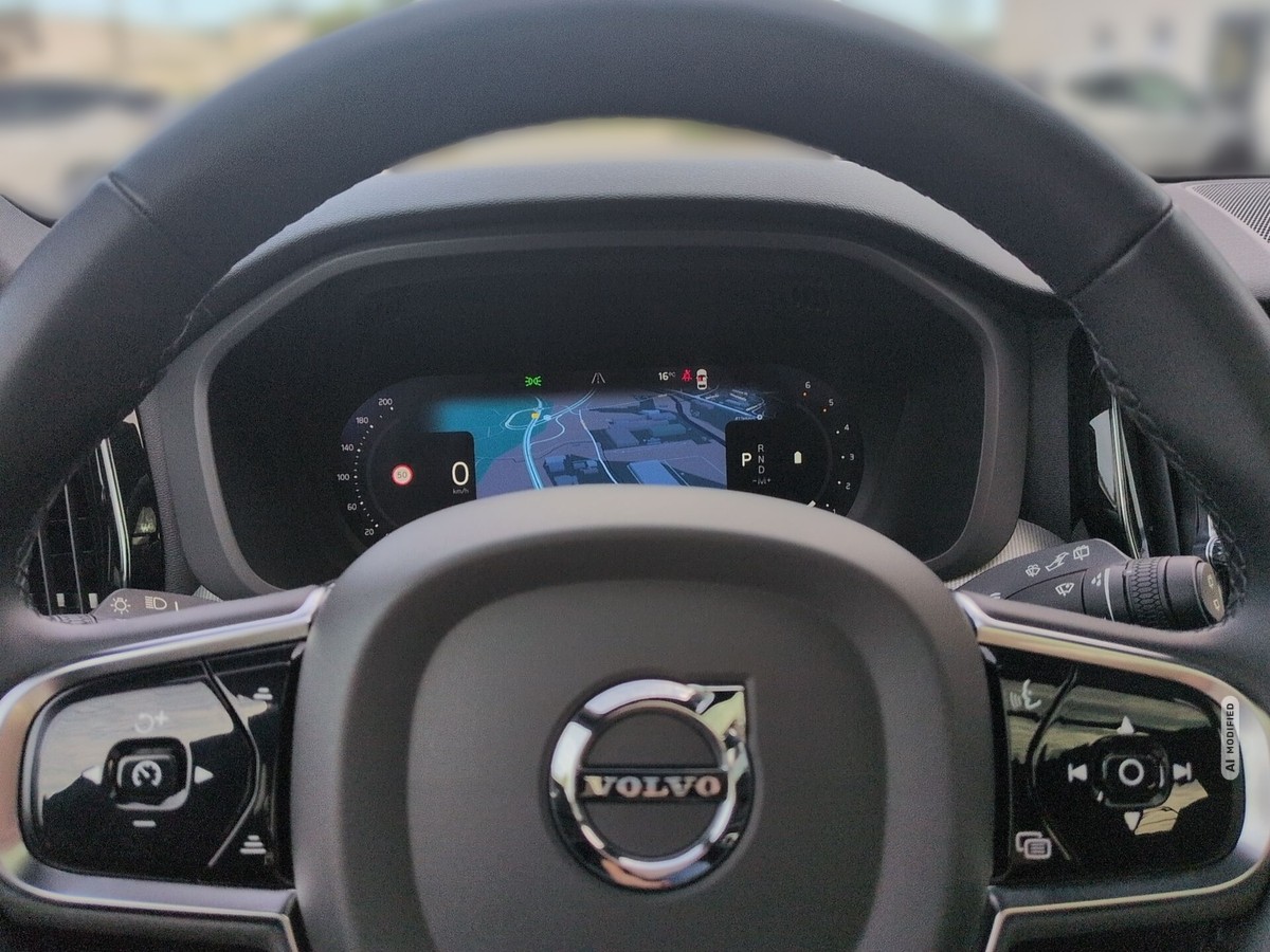 Volvo XC60 B4 Diesel AWD Plus Dark Pano Standhzg 360°Kam