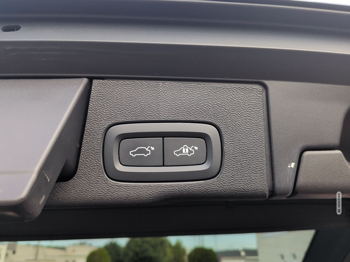 Volvo XC60 B4 Diesel AWD Plus Dark Pano Standhzg 360°Kam